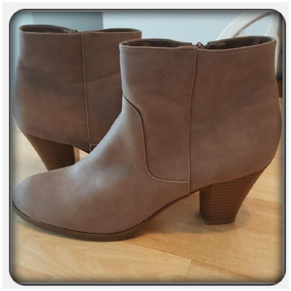 Woman's Tan Boots Size 10M